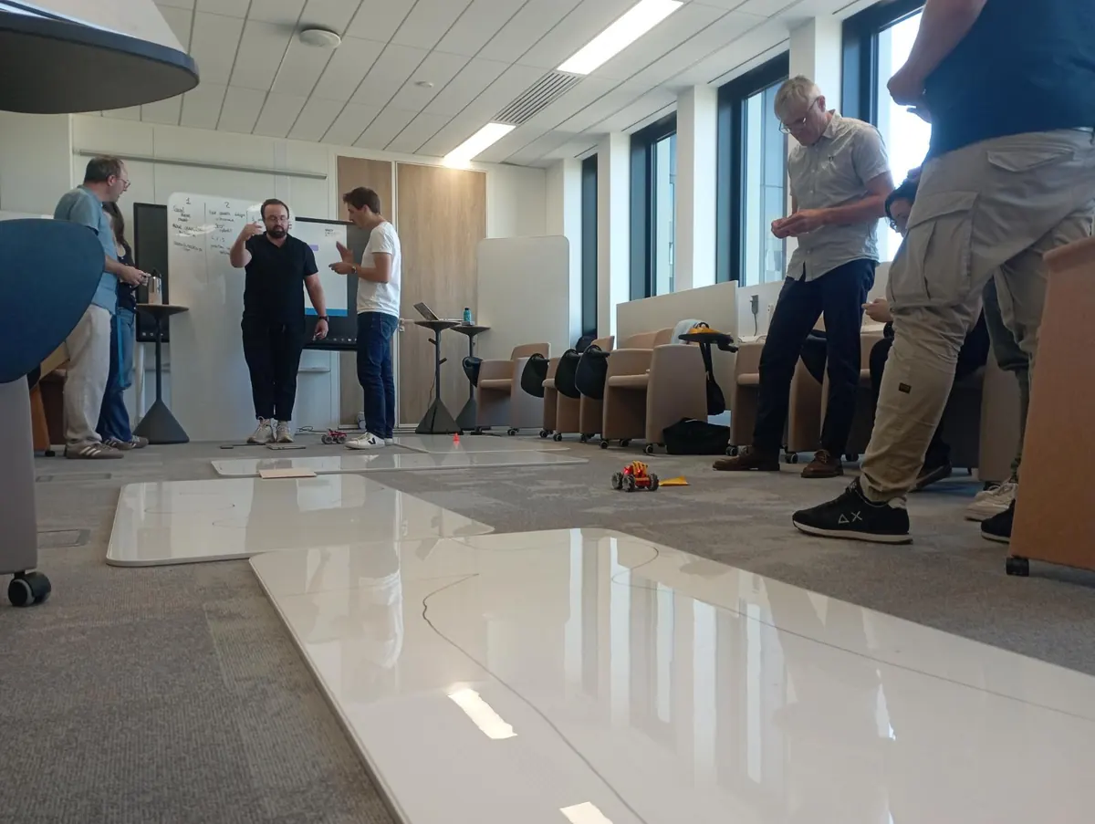 Débriefing au tableau blanc après le challenge CooPilotes