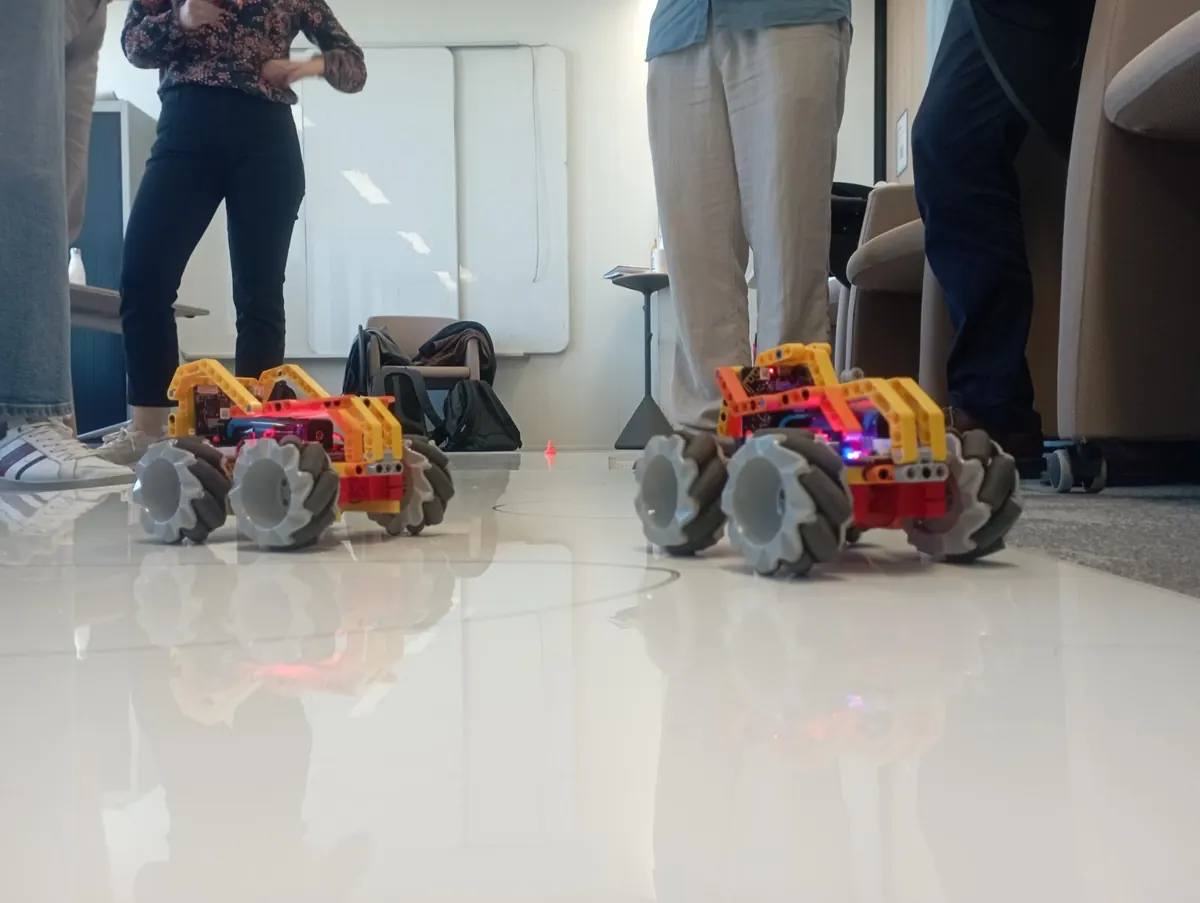 Voitures télécommandées CooPilotes au départ du circuit chez SNCF Connect & Tech